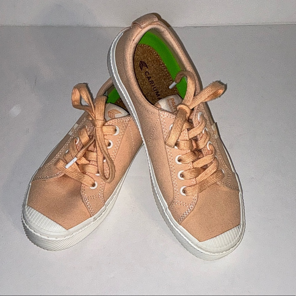 Cariuma, Size 8, Peach Pantone